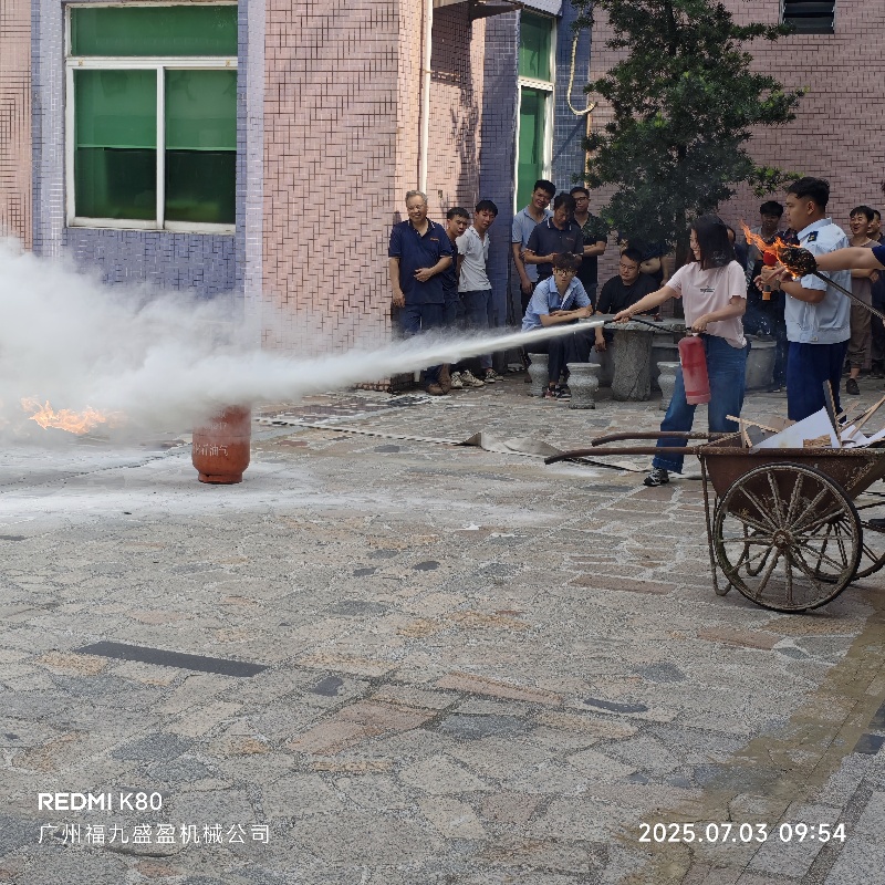 夏季消防實(shí)踐,美女們一槍搞定